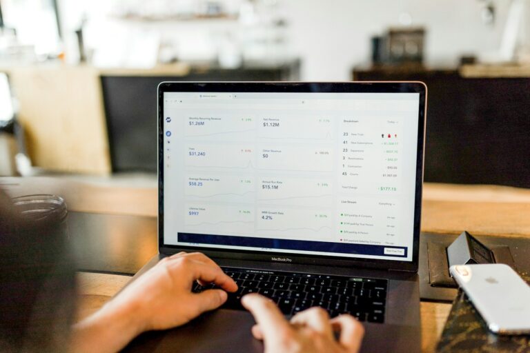 Eine Person nutzt ein Macbook